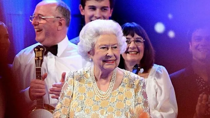 Die Royals sind heute fehlbar, verwundbar, eine bunt zusammengewürfelte Patchworkfamilie - und Queen Elizabeth ist der Fels in der Brandung