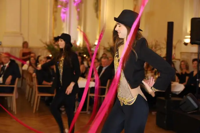 Mit einer spektakulären Tanzperformance wurde der 43. Ball von Frau in der Wirtschaft eröffnet