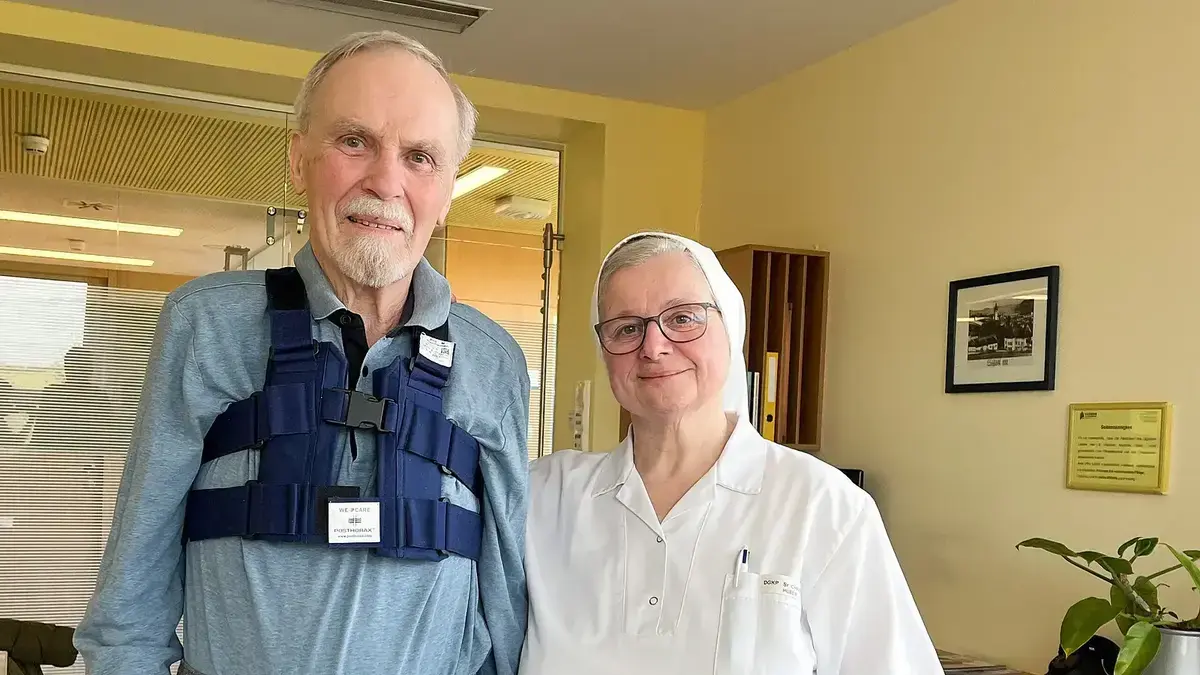 Josef Stadler mit Ersthelferin Schwester Christine Huber