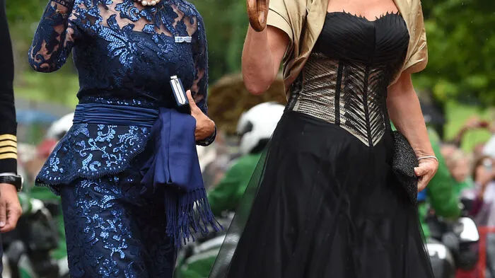 Eines der wichtigsten Accessoires in Bayreuth: ein Regenschirm. Karin Seehofer (rechts) schützt Königin Silvia von Schweden (links).