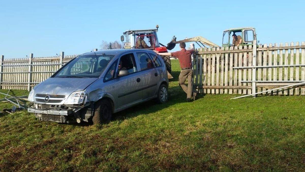 Das Auto raste ungebremst einen Abhang hinunter und landete in einer Baumgruppe