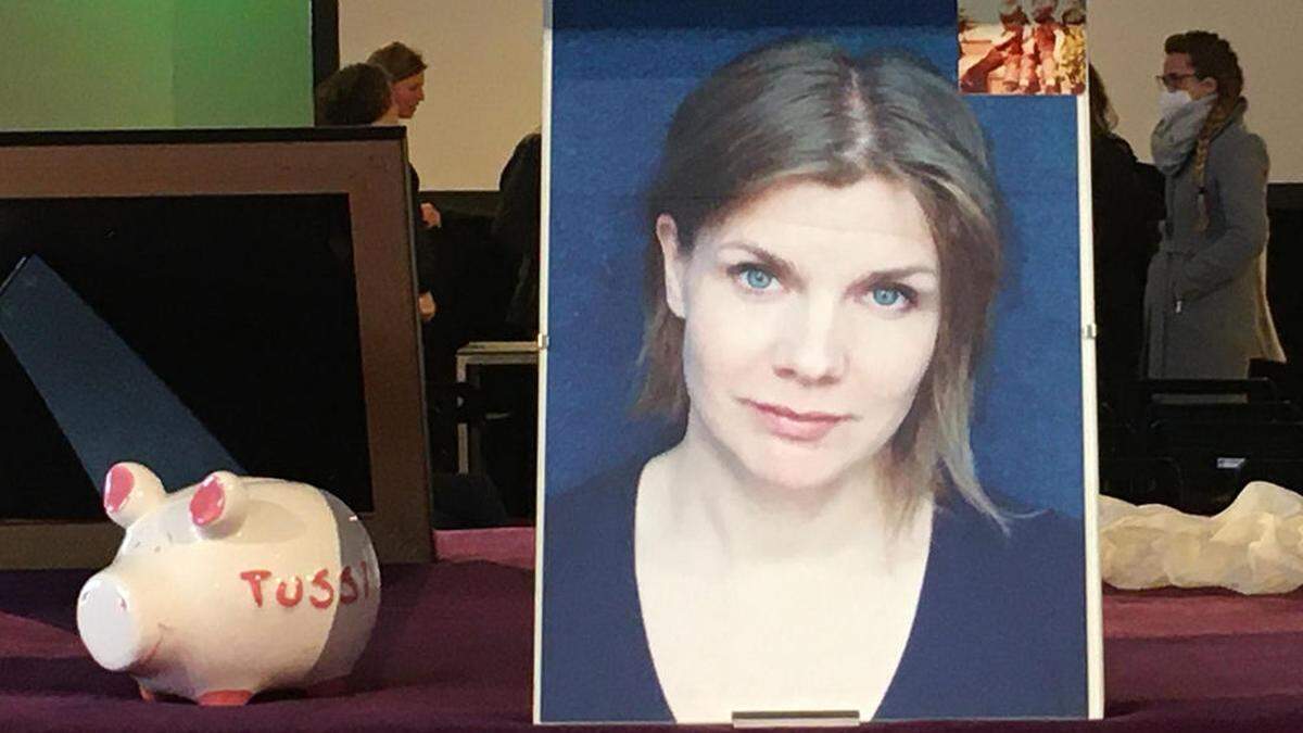 Kati starb an Krebs. Sie nannte ihre Schwester Susi oft „Tussi“ - dieses Sparschwein erinnert Susi daran