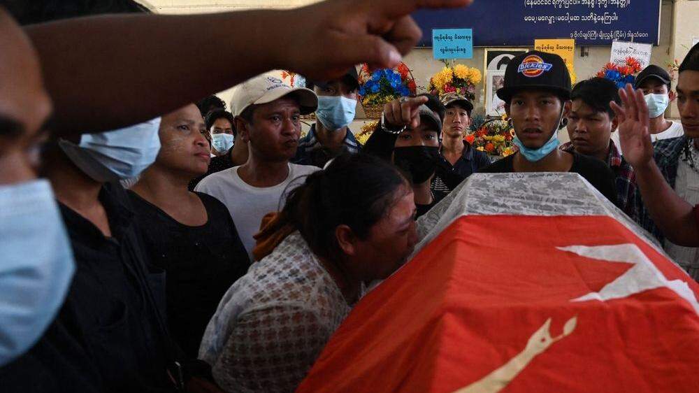 Die Mutter eines von den Sicherheitskräften bei den Protesten erschossenen Teenagers steht weinend am Sarg ihres Sohnes