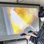 Melanie Taferner von der Freiwilligen Feuerwehr St. Michael/Bleiburg löscht mit den Bedienhilfen den Brand in einer Wohnung