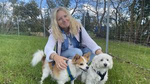 Herta Hopfer aus Paurach und ihre Rüden, Malteser-Havaneser-Mischling Carlo und Chihuahua-Spitz-Mix Angelo, freuen sich über die neue Hundewiese