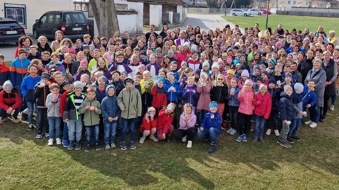 Bischof Wilhelm Krautwaschl und Pfarrer Heimo Schäfer mit Kindern aus der Region