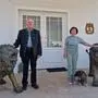 Diethard und Erika Bohr am Eingang der Villa mit Dackel Bastian und den beiden Löwenskulpturen, die sie von ihrem früheren Wohnsitz in Windorf nahe Graz mitgebracht haben
