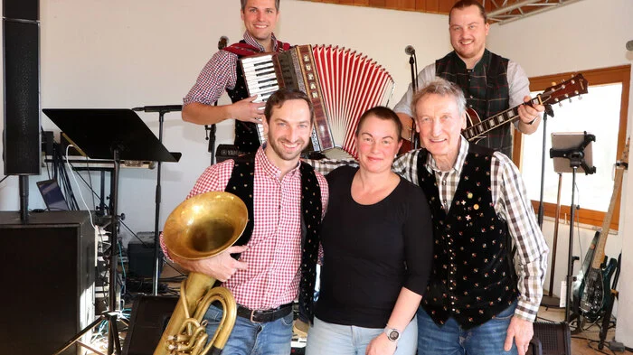 Am Foto von Links vorne: und Valentin Stubinger, jun. ,Victoria Stubinger und Valentin „VOLTE“ Stubinger, sen., dahinter Christian Laußegger und Armin Korak.