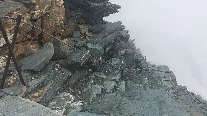 Stahlseile sichern die Wege hinauf zur Adlersruhe und der Erzherzog-Johann-Hütte