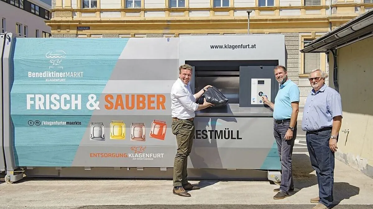 Wolfgang Germ, Markus Geiger und Ferdinand Sucher  testeten die neue Müllpressanlage vor Ort.