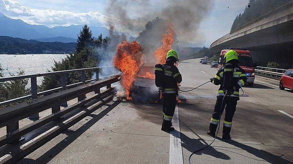 Das Fahrzeug eines Tschechen ging am Samstag auf der Südautobahn im Bereich Wörthersee in Flammen auf (Symbolfoto)