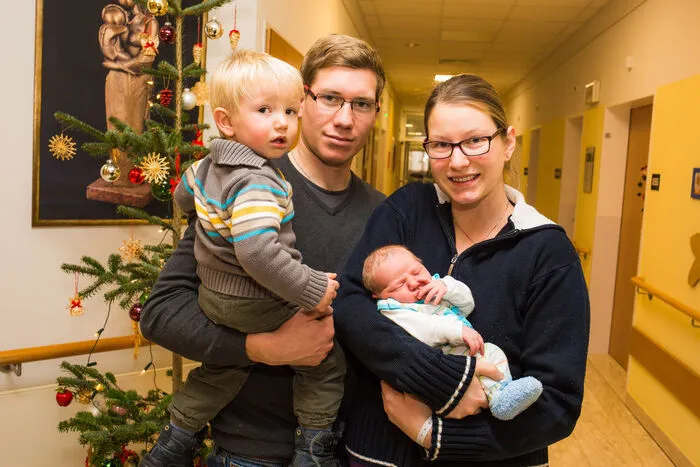 Gerade noch "rechtzeitig" am Heiligen Abend auf die Welt gekommen: Das St. Veiter Baby Emanuel Legat (3360 Gramm, 54 Zentimeter) tat um 23.43 Uhr seine ersten Schreie. Angelika und Matthias Legat sowie Brüderchen Jakob freuen sich über den weihnachtlichen Nachwuchs.