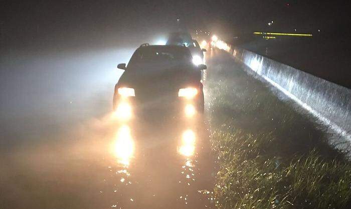 Autos mussten auf der überfluteteten S 36 umdrehen