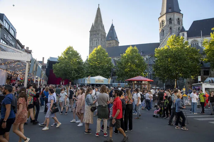 Das ganze Jahr über finden die Genter immer einen Grund zum Feiern. Im Sommer finden die Gentse Feesten statt, zehn Tage lang wird die Stadt zur Bühne für internationale und regionale Künstlerinnen und Künstler. Das Volksfest wurde zudem als immaterielles flämisches Erbe anerkannt. Zu den Genter Festen gehört auch das sogenannte Boomtown, ein alternatives Musikfestival für internationale Bands und junge Talente, die auf dem Kouter, in der Handelsbeurs und sogar in der Oper auftreten. Funfact: Die Stadtreinigung braucht danach drei Tage, um den Urzustand wiederherzustellen.