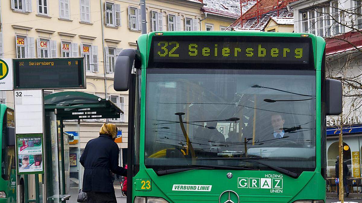 Zwischenfall bei einem Bus der Linie 32: Bei einem Unfall mit einem Pkw wurde ein Fahrgast schwer verletzt