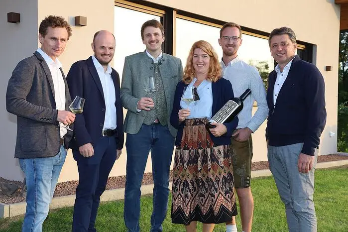 Für die Präsentation stellte Winzer Mario Hopfer (2. v. r.) seinen Weinhof zur Verfügung