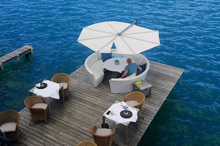 Würdigungspreis Architektur (6000 Euro): Diese Auszeichnung hat großen Symbolwert und soll anderen Kärntner Kommunen wohl als Ansporn dienen: als erste Wörthersee-Gemeinde hat Velden schon Anfang der 1980er Jahre eine kostenlose Bauberatung durch Architekten eingerichtet. Später kam ein überregional besetzter Architekturbeirat hinzu, der die Erhaltung bzw. Hebung der baulichen Qualitäten im Tourismusort gewährleisten soll. Die Unabhängigkeit dieses Beirats mit den freischaffenden Architekten gilt als wesentlicher Faktor für die positiven Entwicklungen der letzten Jahre. Für diese Kärntner Pionierleistung gibt es nun den Würdigungspreis des Landes, den stellvertretend Architekt Alfred Bramberger (Vorsitzender) und Architekt Karl Heinz Winkler (Vorsitzender bis Ende 2020) entgegen nehmen werden.