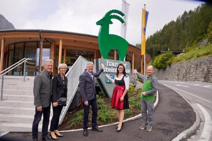 Das Architektenpaar Andrea und Herwig Ronacher zeichnet für das neue Zuhause des Tourismusverbandes im Nationalparkhaus der Steinböcke verantwortlich. Landeshauptmann Peter Kaiser und Nationalparkreferentin Sara Schaar freuen sich mit Peter Rupitsch über das gelungene Bauwerk.