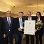 Stadtrat Max Habenicht, Gemeinderat Johann Rebernig, Bürgermeister Christian Scheider und Gemeinderat Manfred Mertel verliehen Walter Ludescher die Goldene  Medaille.