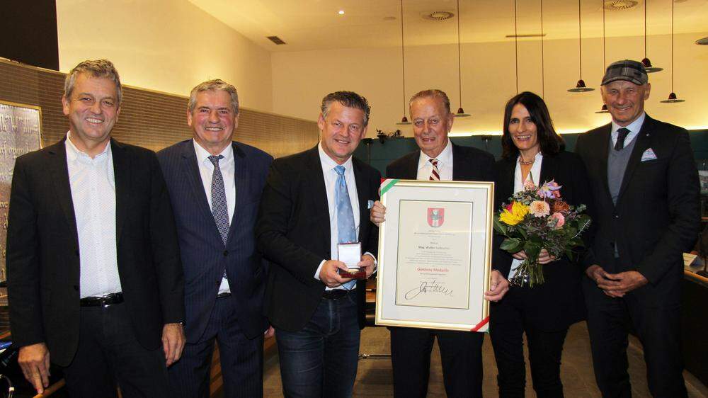 Stadtrat Max Habenicht, Gemeinderat Johann Rebernig, Bürgermeister Christian Scheider und Gemeinderat Manfred Mertel verliehen Walter Ludescher die Goldene  Medaille.
