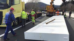 Gefährliche Situation: Im März des Vorjahres hat ein Lkw auf der A 2 bei St. Andrä im Lavanttal einen 18 Tonnen schweren Stahlträger verloren
