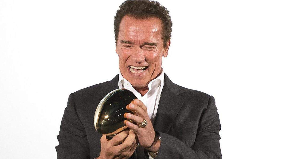 Arnold Schwarzenegger freut sich sichtlich über den Golden Icon Award 