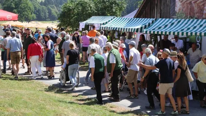 Da war es am Sonntag den ganzen über mit der Ruhe am idyllisch gelegenen Gut Ossiacher Tauern hoch über dem Ossiacher See vorbei. Grund des Besucheransturms von tausenden Feinschmeckern war das 27. Rindfleischfest, zu dem die Kärntner Rinderproduktionsringe und die Bäuerliche Vermarktung „Kärntner Fleisch“ (BVG) unter Obmann Josef Fradler geladen hatten. 