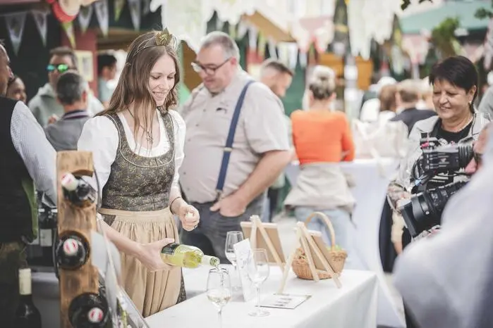 Auch Weinkönigin Magdalena Niederl war zum Weinfest nach Leoben angereist