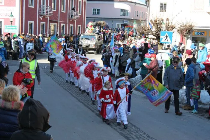 Die Gröbminger Kindergarde führte den kunterbunten Zug der Narren an