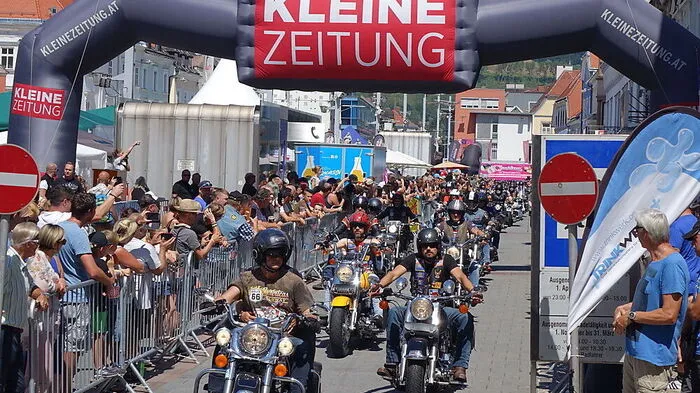 Tausende Bikerinnen und Biker starteten Samstag Mittag zur Ausfahrt nach Eisenerz, viel beklatscht von den vielen Zuschauern.