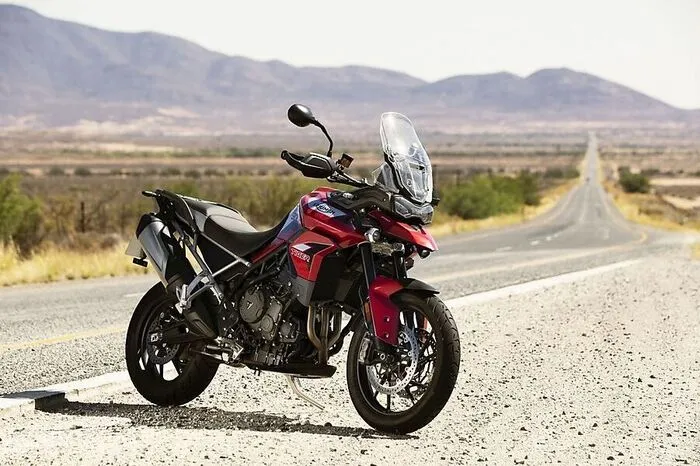 Triumph Tiger 900: Die Mittelklasse-Reise-Enduro wurde neu aufgesetzt (Dreizylinder, 888 ccm, 95 PS). 