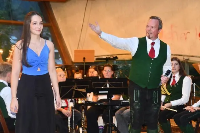 Als Solosängerin war Leonie Spreitzer auf der Bühne. Sie kommt aus St. Georgen am Kreischberg, lernte in der Musikschule bei Andrea Ertlschweiger Klavier und Gesang. 