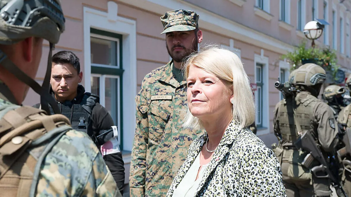 Klaudia Tanner sucht den Kontakt zur Truppe. Hier bei einer Übung in Eisenerz in der Vorwoche
