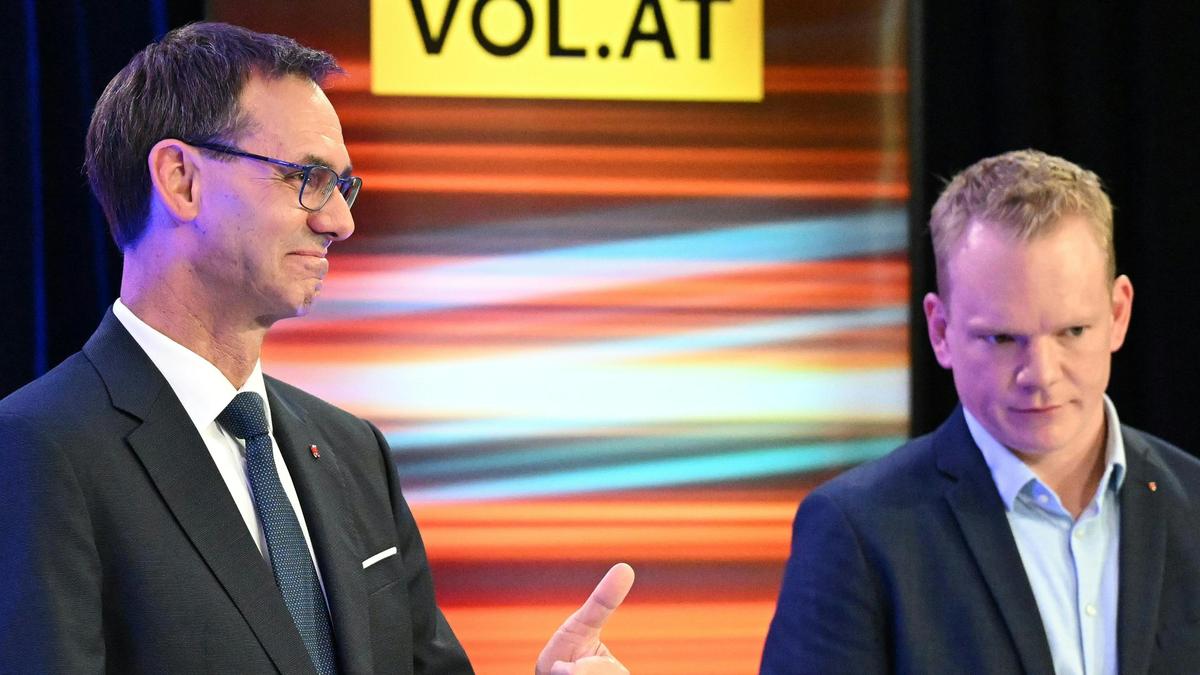 Trotz Minus liegt die ÖVP deutlich vorne: Landeshauptmann Markus Wallner lächelt zufrieden neben FPÖ-Spitzenkandidat Christof Bitschi