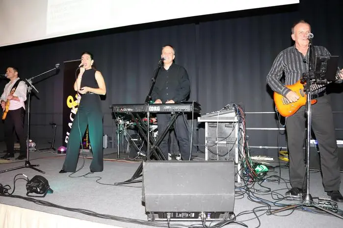 Für die flotte Tanzmusik sorgt die Gruppe „Black and White“.