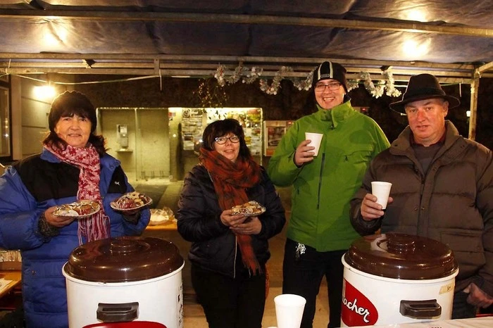 ...stärkten sich Besucher bei Glühwein, Punsch und Brötchen