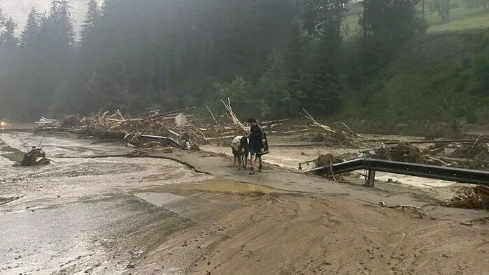 Ausnahmezustand in der Gegendtaler Gemeinde Arriach. Zufahrt weiter nicht möglich, einzelne Häuser drohen abzurutschen, zahlreiche Tiere verendet. Hier geht es zum Artikel: https://www.kleinezeitung.at/kaernten/villach/6159455/Arriach-weiter-abgeriegelt_Haeuser-drohen-einzustuerzen-Tiere-am