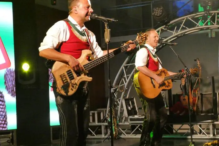  Neben der Marktmusik Sinabelkirchen und Liedermacher Peter Panhofer gaben sich auch Publikumsliebling Marc Pircher sowie „Die Jungen Zillertaler“ ein Stelldichein und machten ordentlich Stimmung. 