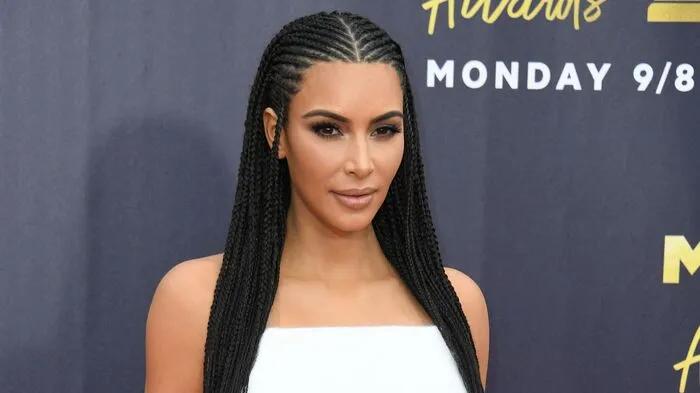 Ein Flechtwerk am Haupte: Kim Kardashian beehrte die MTV-Music-Awards in Santa Monica mit ihrer Anwesenheit. Ehegespons Kanye West war nicht zugegen, vermutlich musste er den Babysitter geben. Dafür ...