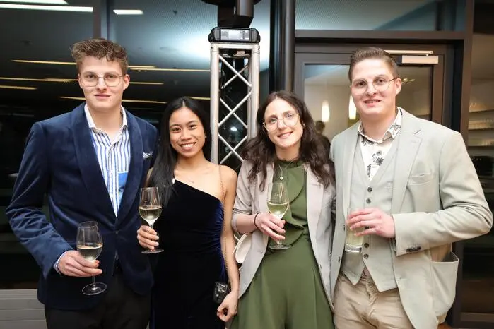 Alexander Pöllabauer (links) mit Freundin Sheilin und Bruder Christoph Pöllabauer mit Freundin Jasmin. Die beiden Brüder konnten in der Kategorie „Gastgeber“ überzeugen