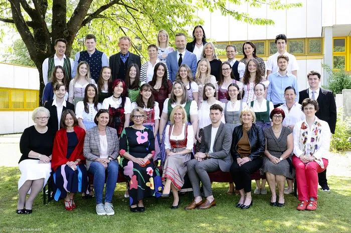 Die 8e Klasse mit Klassenvorstand Adriane Pobernel: Timon Nagele, Julia orosel, Enese Molnár, Julia Schurz, Jana Höchtl, Michaela Pable, Sophie Muchitsch, Leah Tauß, David Miklautsch, Vanessa Aldrian, Ilvy Naprudnik, Marlene Deix, Elisabeth Brunner, Sophia Freidl, Katja Knaß, Denise Katritschenko, Zuzana Dudeskova, Maximilian Schmid, Ferdinand Edegger und Daniel Lazaris.