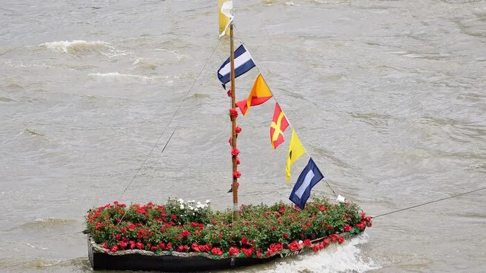 Bei der Gedenkfeier für Jo Cox, die am Mittwoch 42 Jahre alt geworden wäre, wurde in Erinnerung an sie ein Boot voller Blumen ...