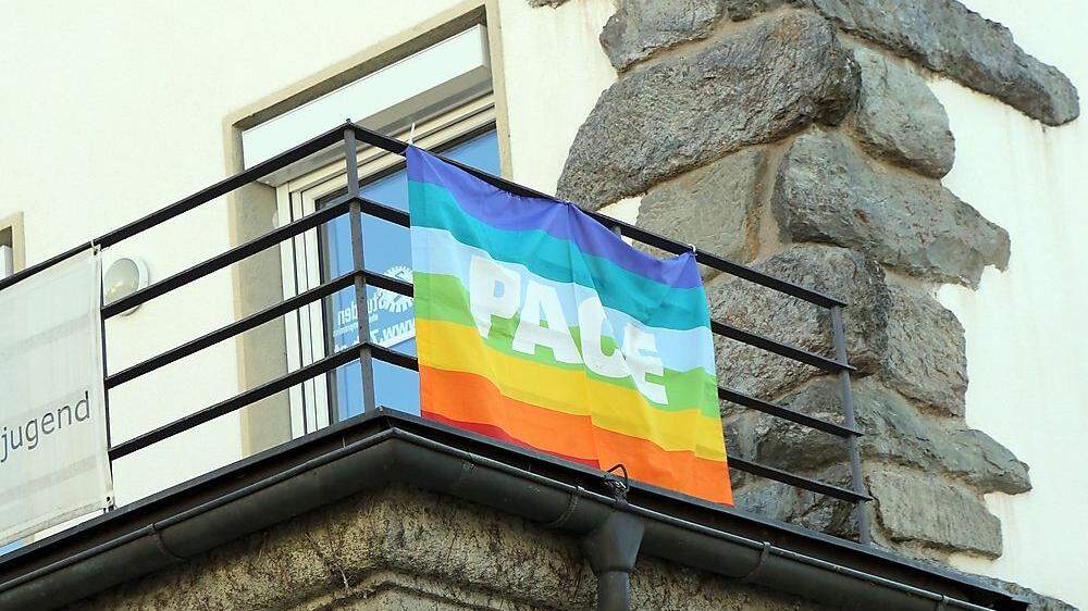 Das Seelsorgeamt Klagenfurt &quot;zeigt Flagge&quot; und hängt die Regenbogenfahne als Zeichen auf dem Balkon auf