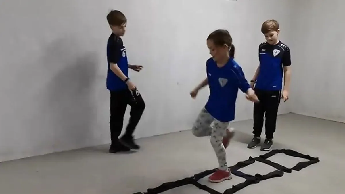 Die Kinder zeigen Trainingsübungen für Zuhause