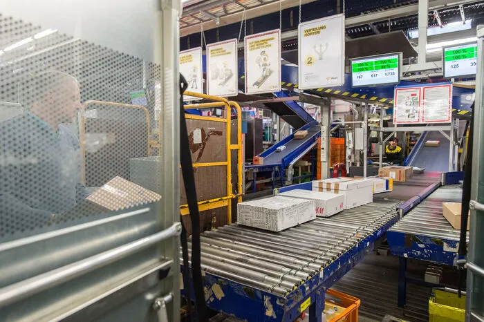 Und Pakete gab es dort zuhauf: Von Ende Oktober bis nach Weihnachten laufen täglich rund 80.000 Pakete über die Förderbänder, im Jahresschnitt werden täglich 55.000 Pakete verteilt.