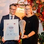 Patrick Minar, Konzernsprecher Österreichische Lotterien gratuliert Christina Hirschl (SAL), Gewinnerin der Kategorie „Erfolgreiche Innovation“