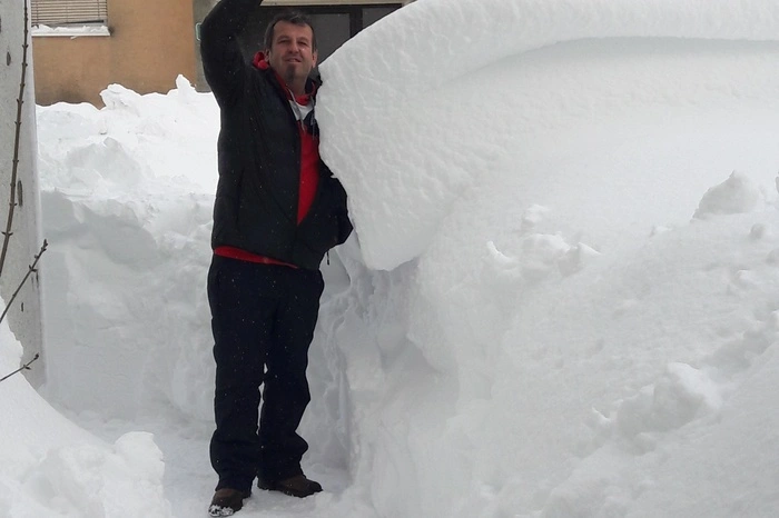 Mannshoch liegt der Schnee in Wald am Schoberpass
