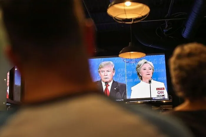 Sie wollten sich einfach nicht mehr die Hände reichen, weder Bill Clinton und Melania Trump, noch die beiden Präsidentschaftskandidaten. Hillary Clinton verabschiedete sich nach der Debatte demonstrativ von Moderator Chris Wallace, Trump ignorierte sie auf der Bühne.