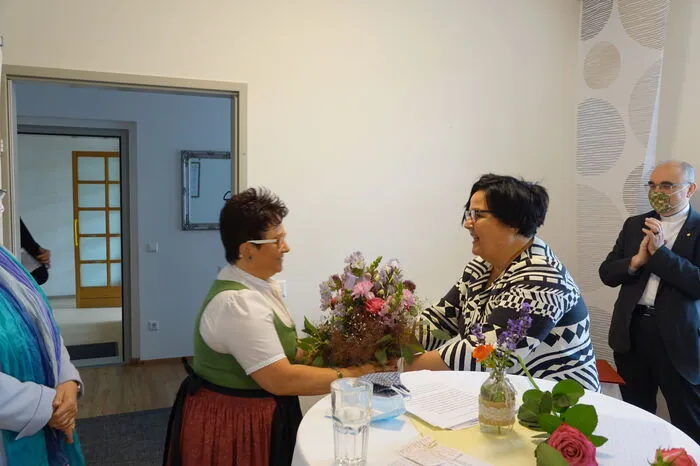Polz-Watzenig und die organisatorische Leiterin in Stainach, Ulrike Schachner, brachten sich zur feierlichen Eröffnung gegenseitig Blumen des Dankes