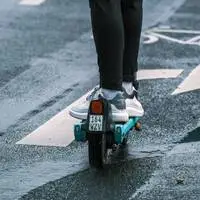 Eine Fahrt mit dem E-Scooter endete für eine 45-Jährige im Krankenhaus